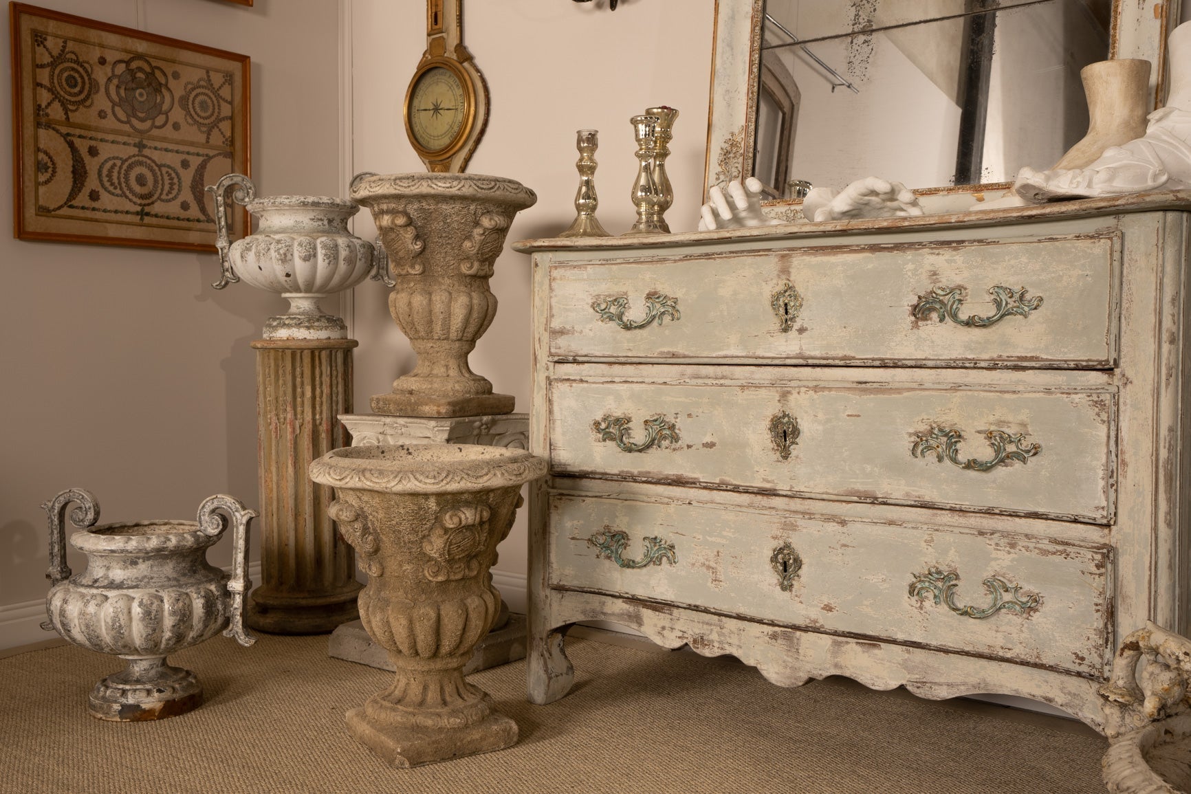 How to decorate with antique commodes