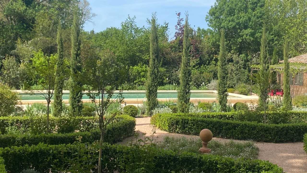 there is a garden in front of my house in french