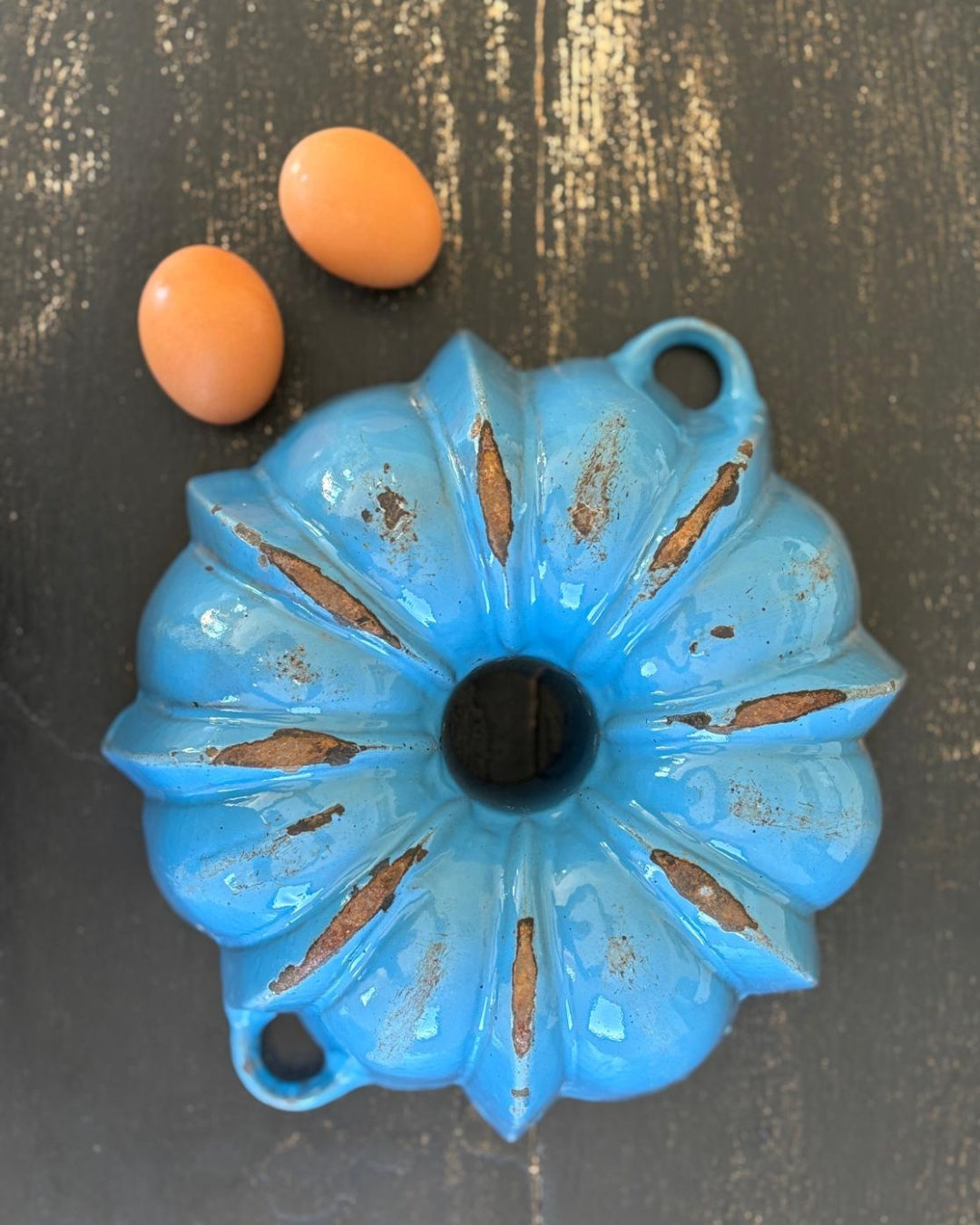 Vintage scalloped cake mold