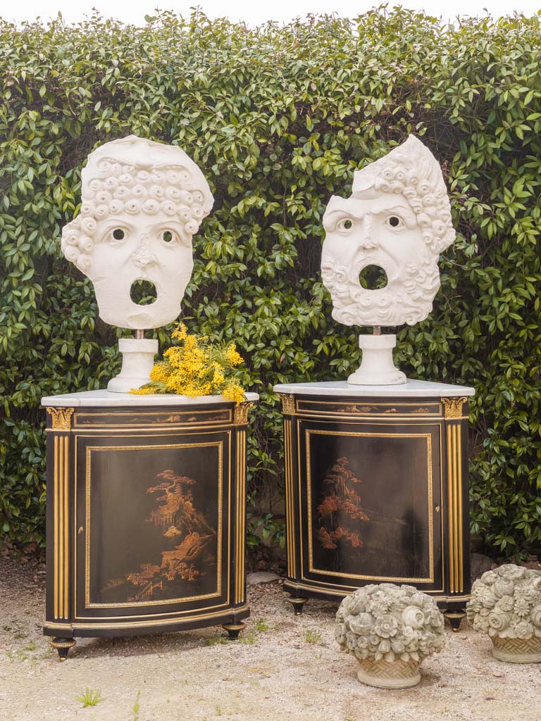 Exaggerated caricature mask display