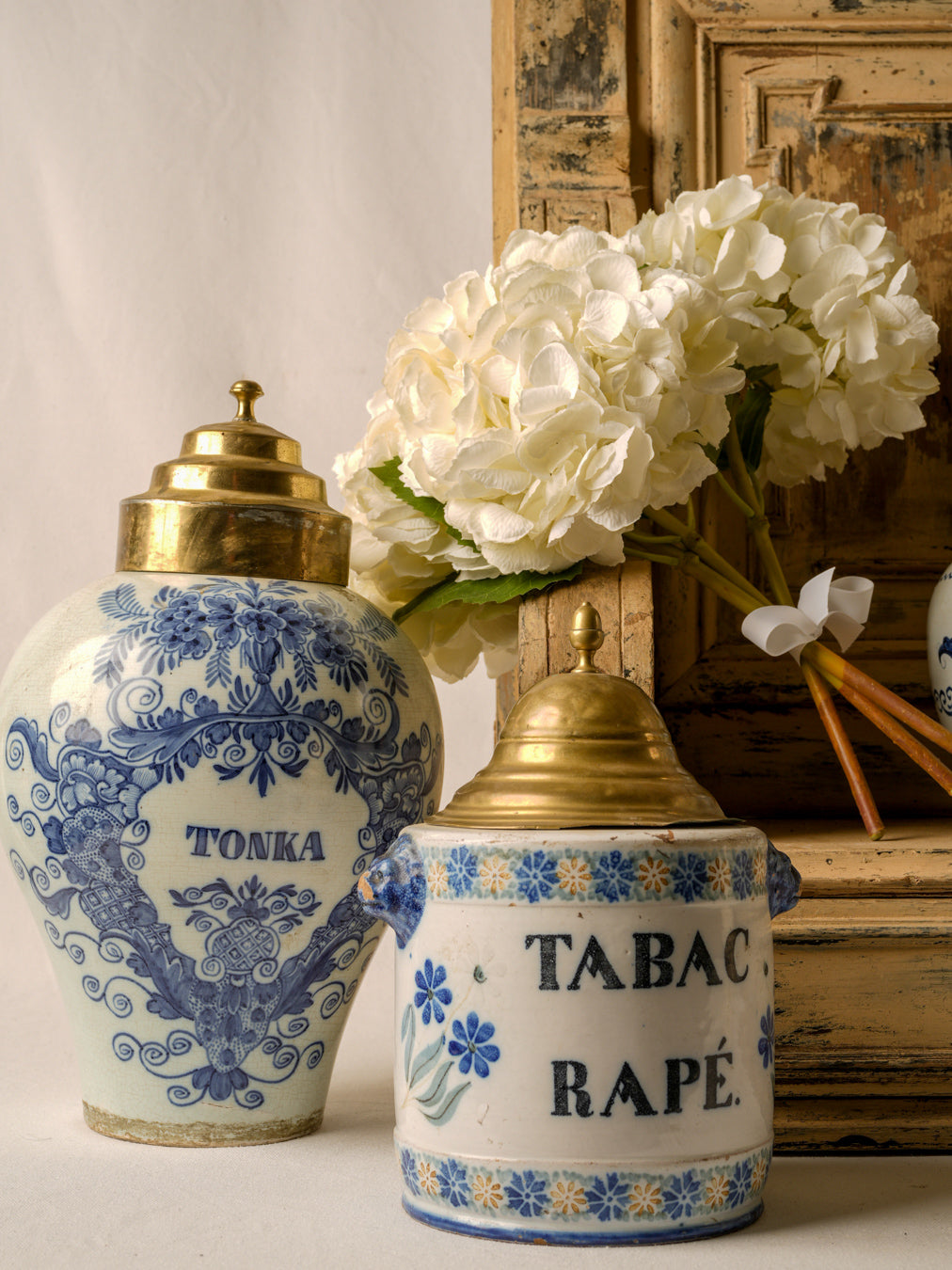 Classic hand-painted Delft snuff jar