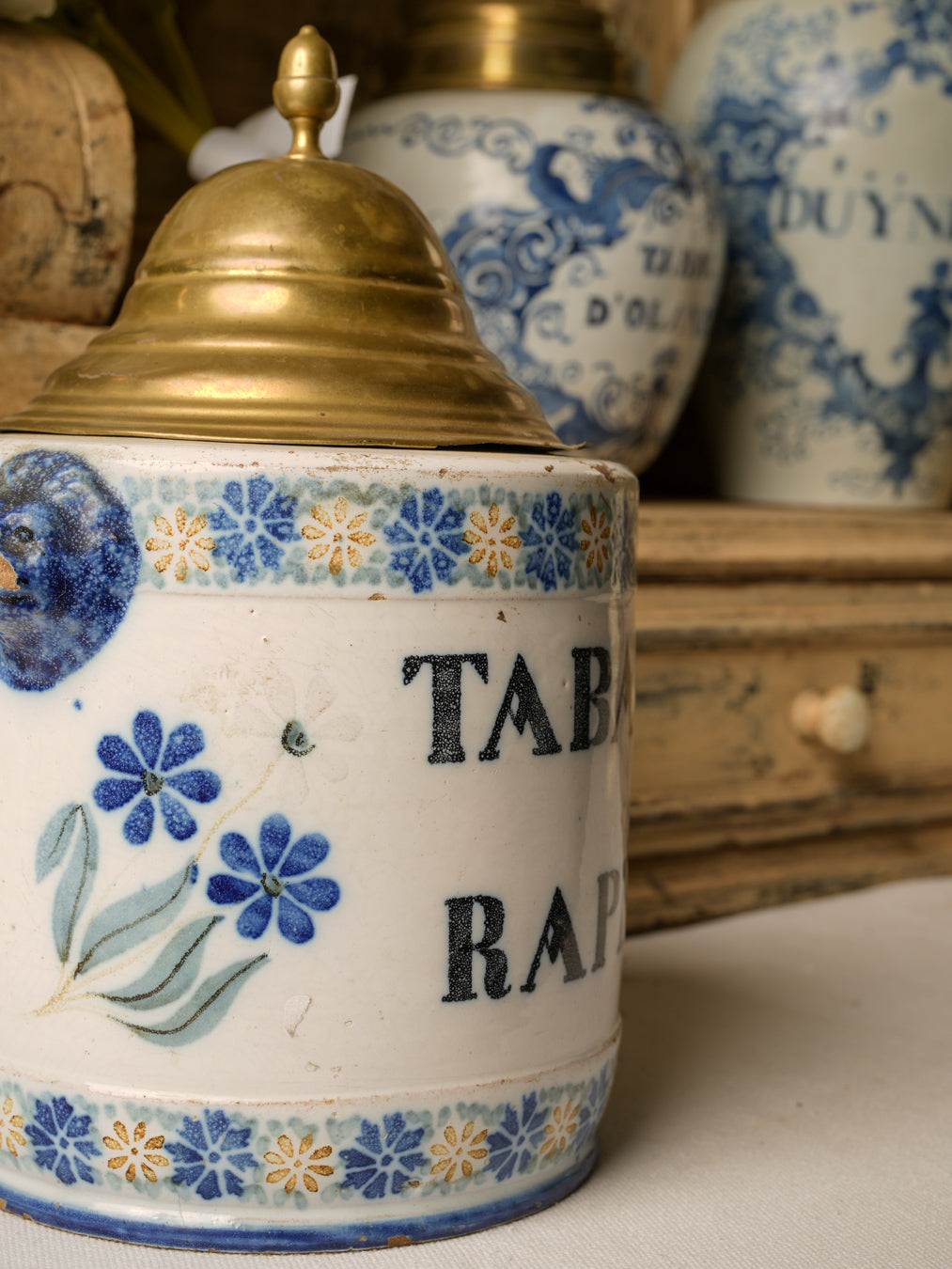 18th-century elegant tobacco jar
