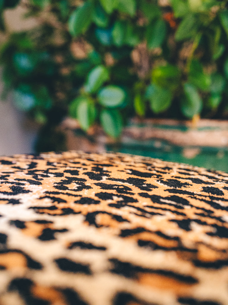 Classy, relaxed, swivel poufs