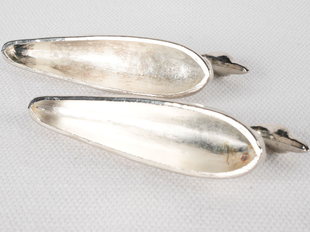 Graceful table setting swan accessories