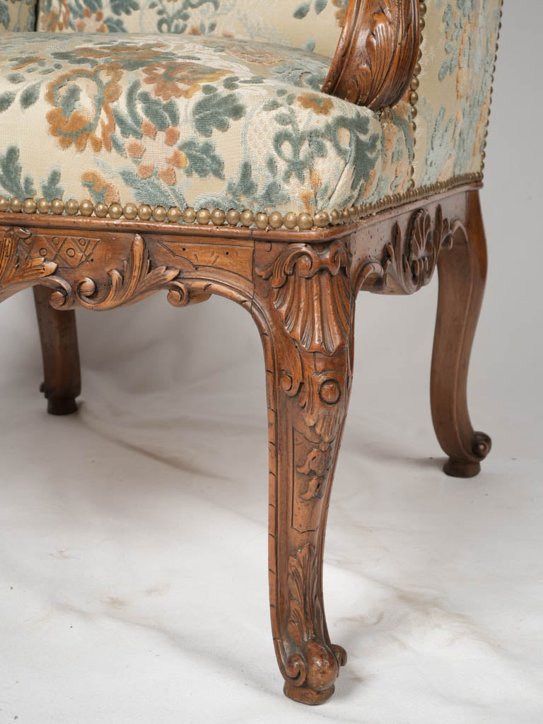 Refined French Regency period bergère with acanthus leaves