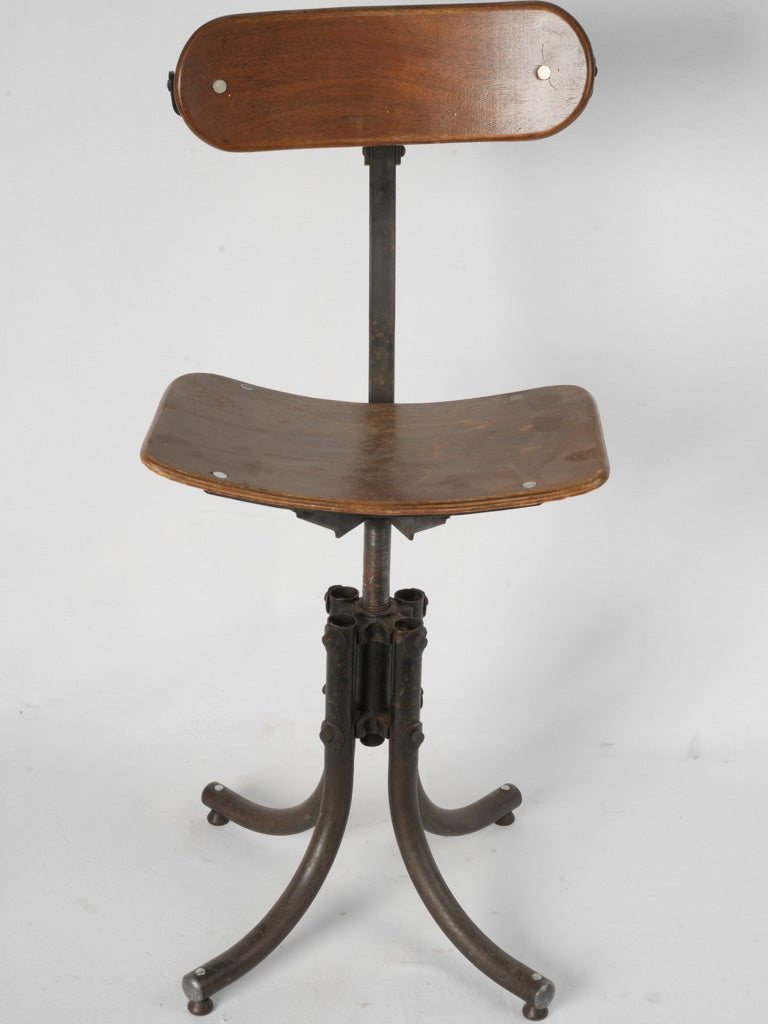 Distinctive ergonomic wooden Biennaise chair