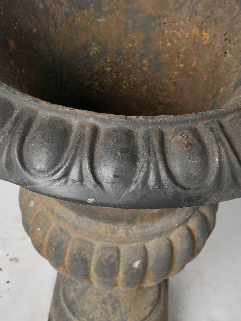 Broad rim decoration planter  