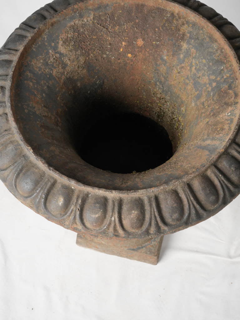 Grand classical garden planter  