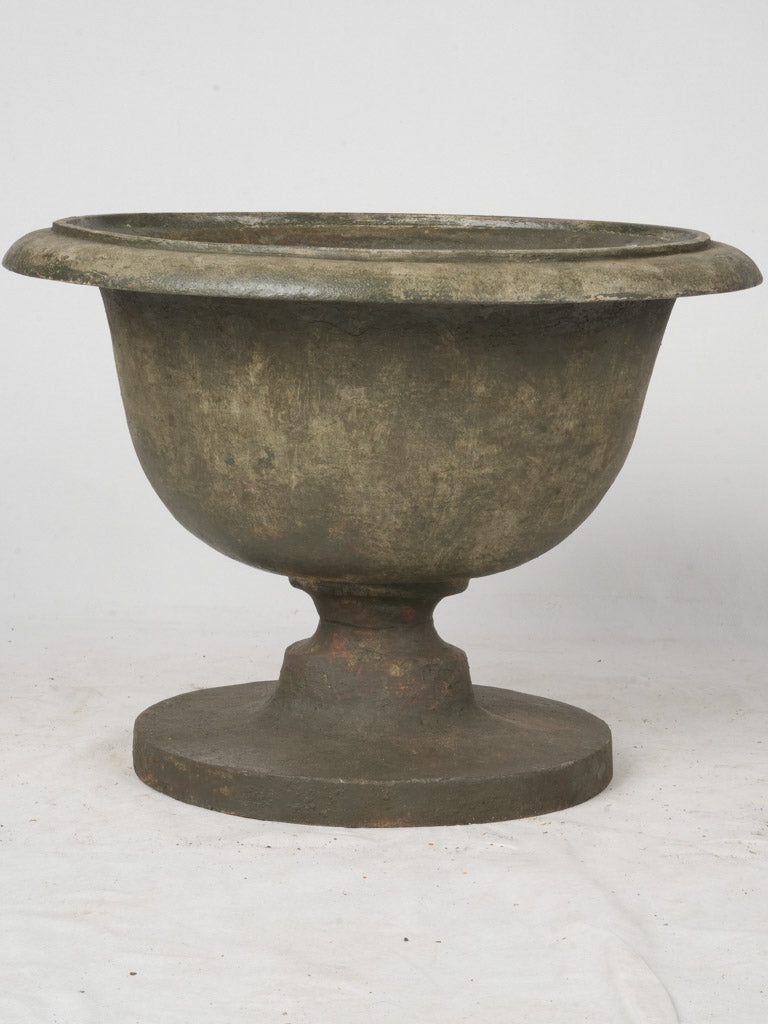 Robust pedestal base planter