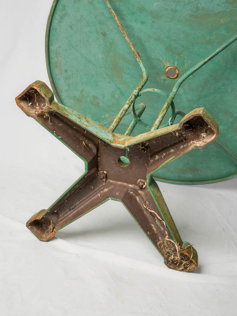 Elegant patina round iron table