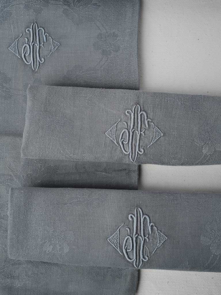 Luxurious reversible linen tableware
