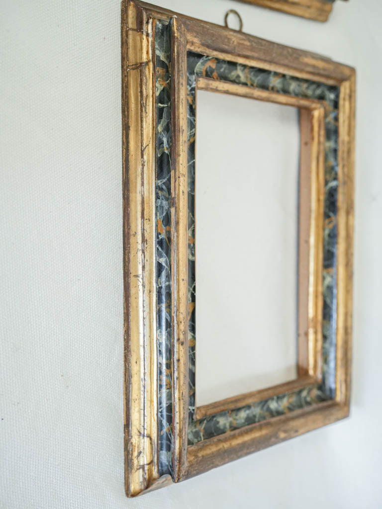 Dynamic veining faux marble frames