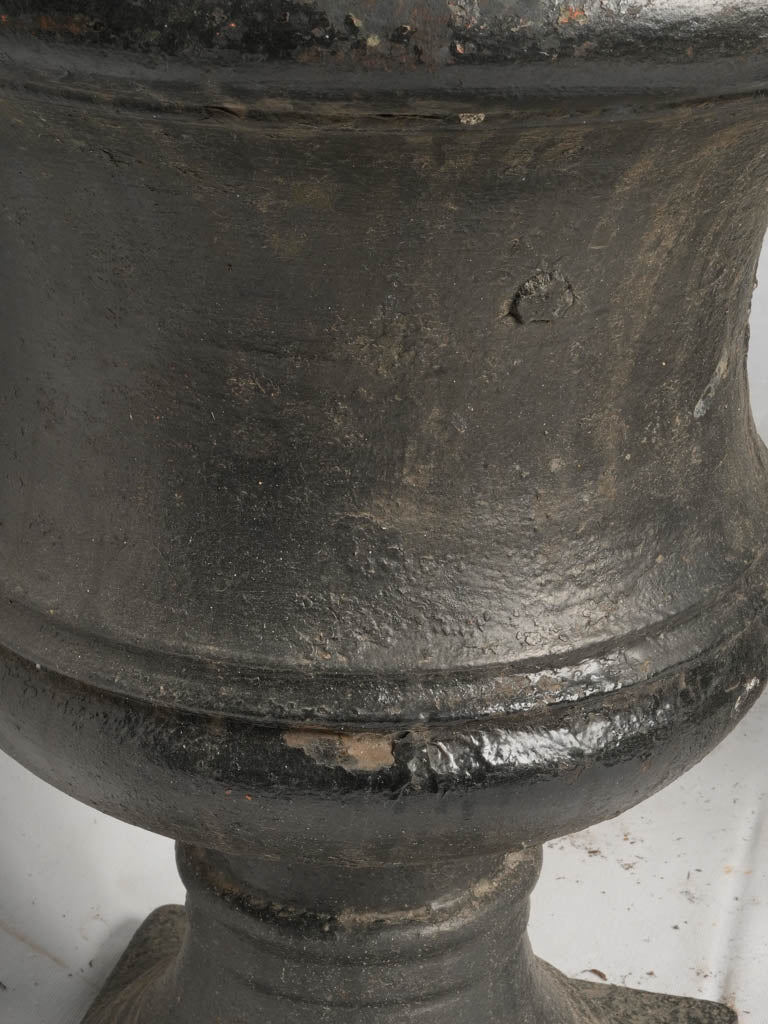 Robust Medici patio urns
