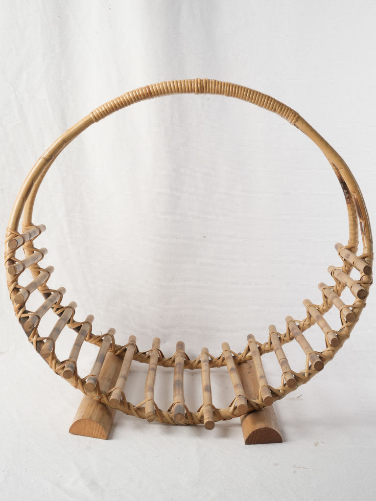 Graceful diagonal-patterned log holder