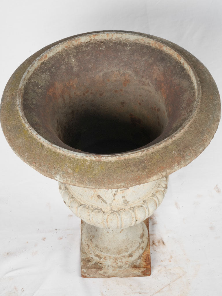 Timeless style Medici urn accent