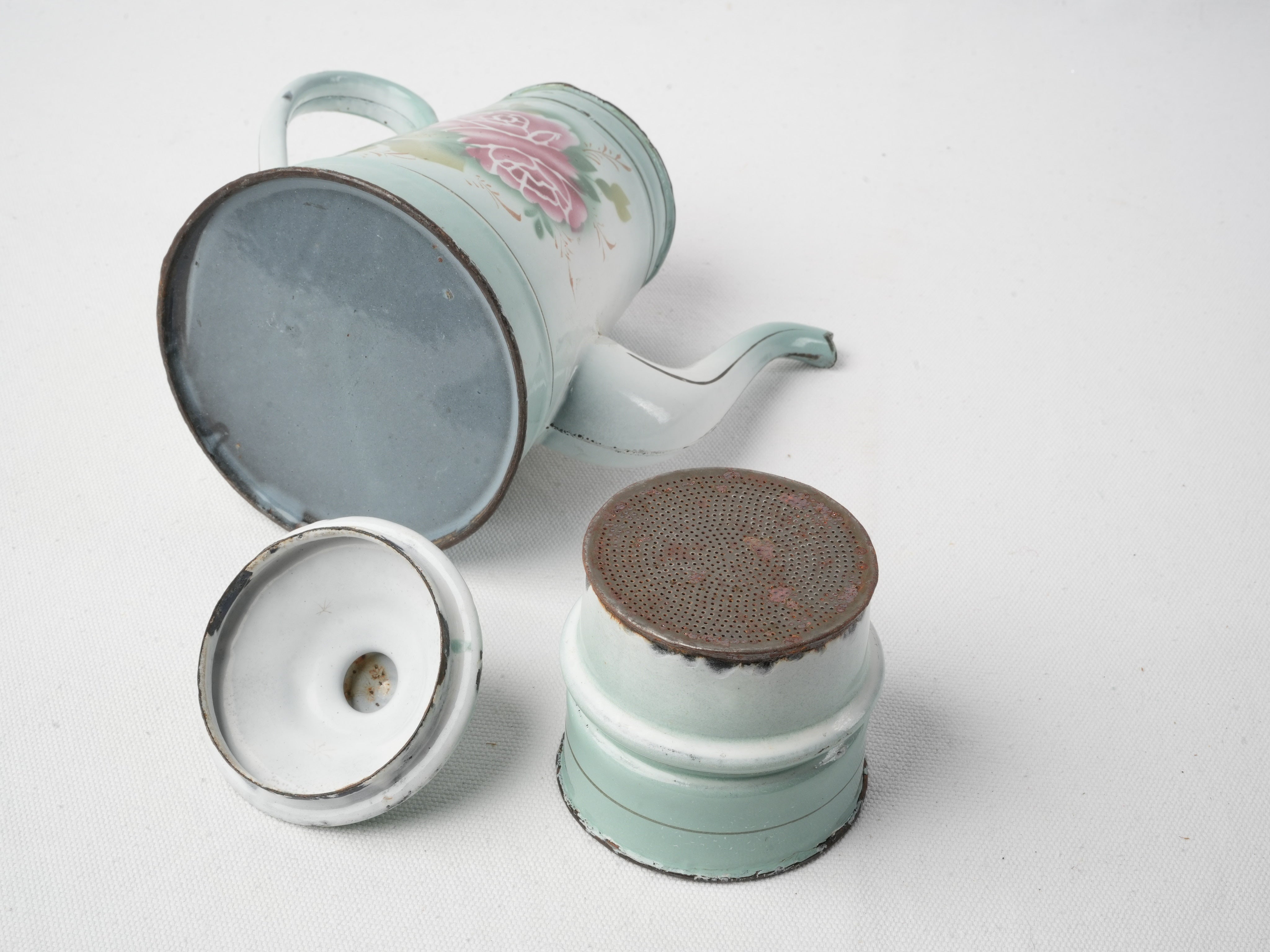 Timeless floral-design enamel kettle