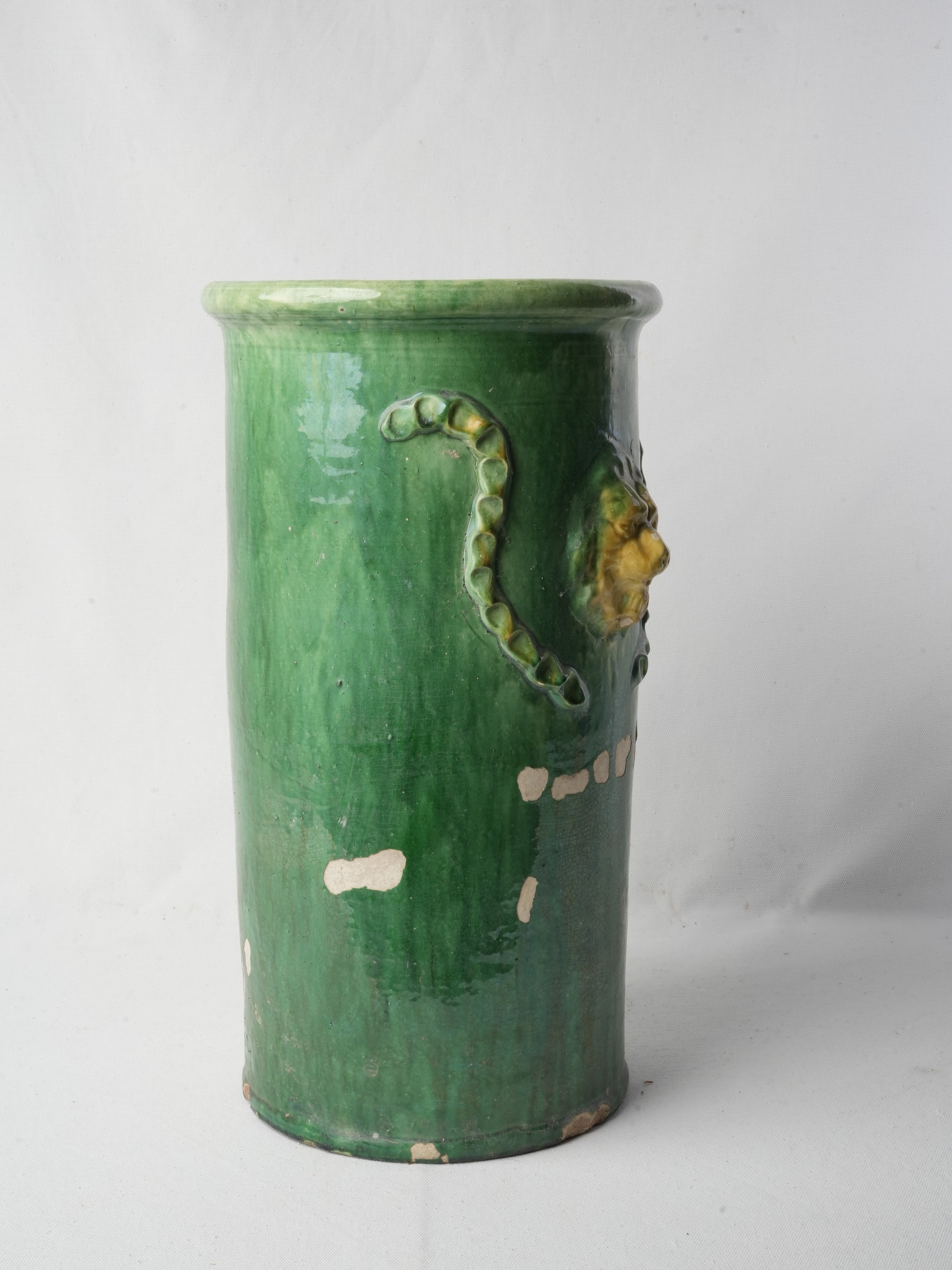 Elegant green-glazed stand
