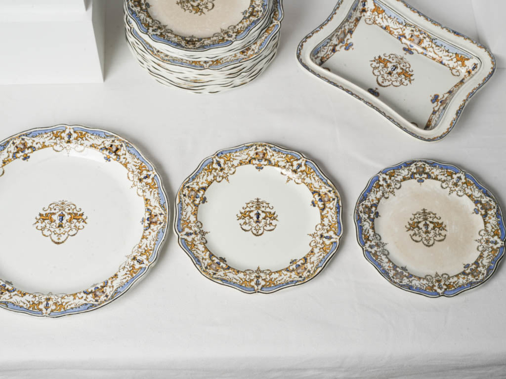 Ornate grapevine scrolls pattern