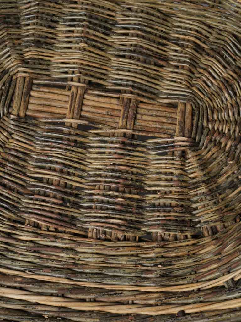 Supple line wicker armchair