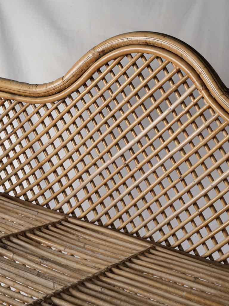 Nostalgic elegant latticework display unit