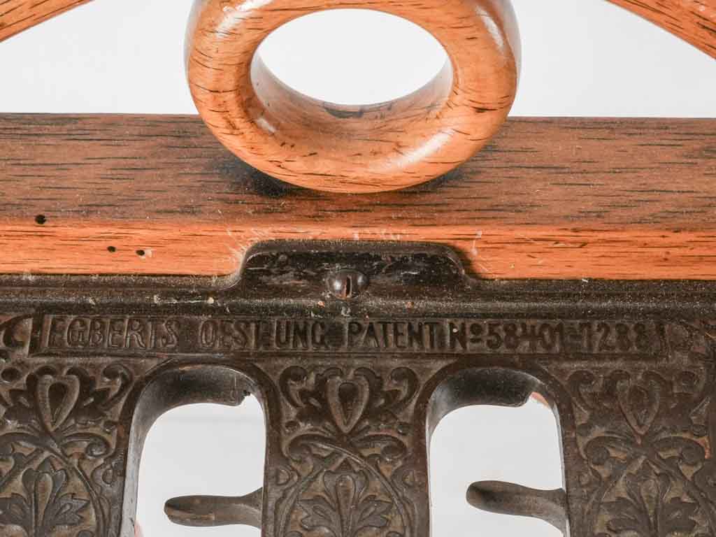 Retro-style Egberts pool cue stand