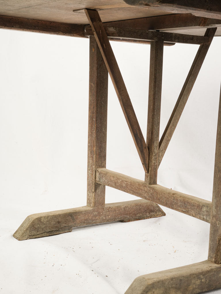 Subtle rimmed rustic table