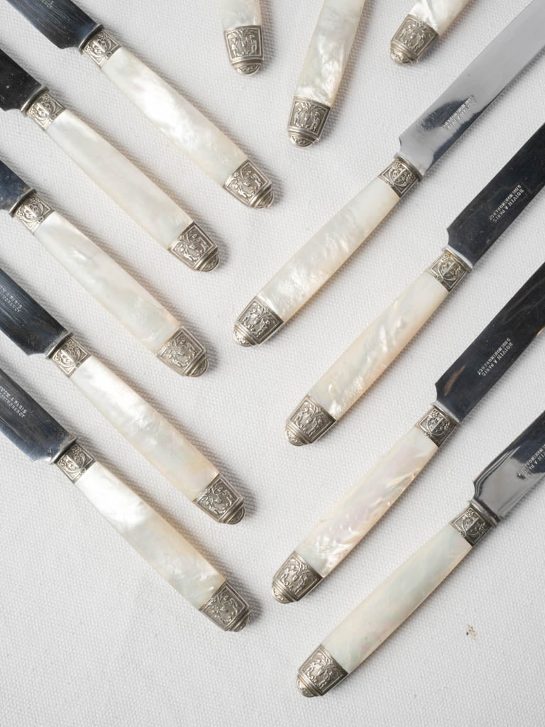Timeless classic dining knife set