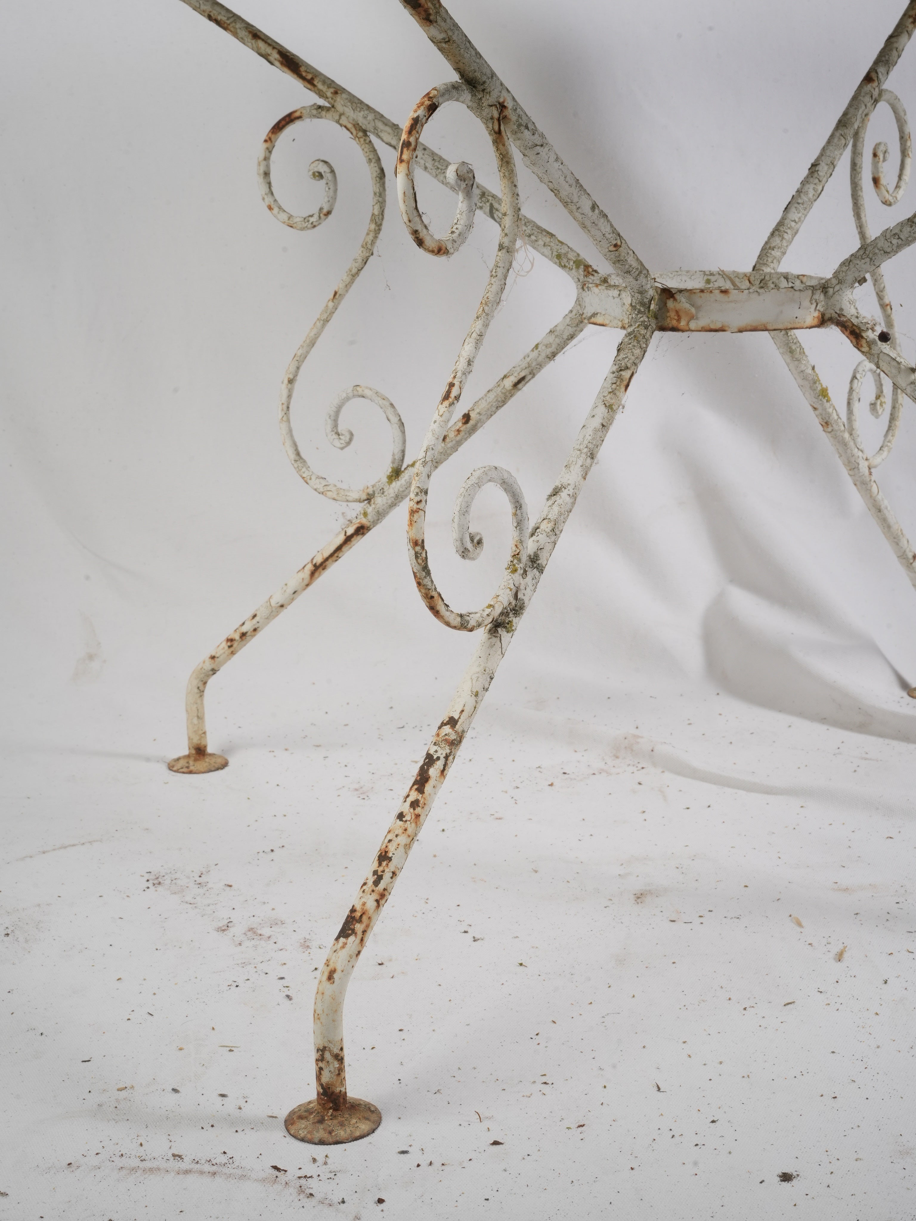 Slender legs French garden table
