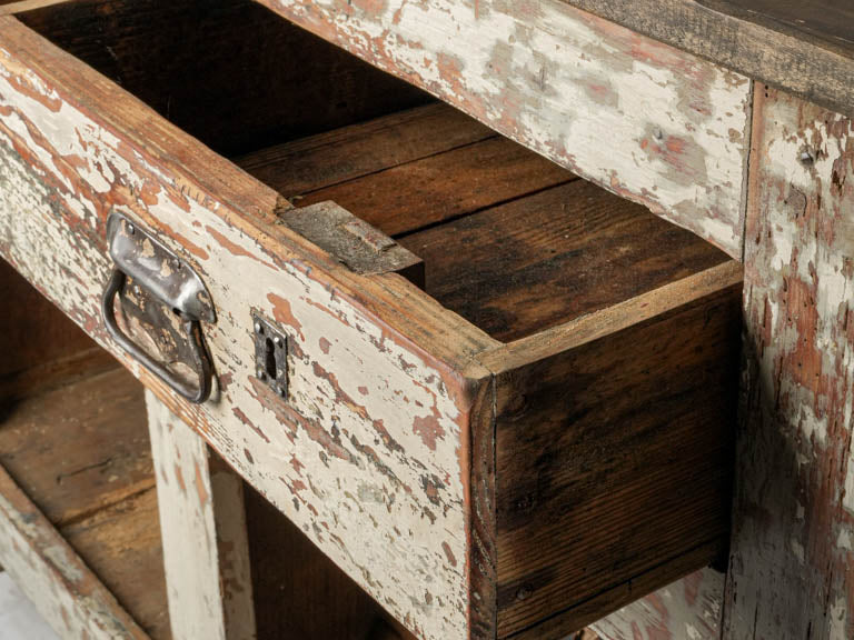 Elegant solid lines French furnishing