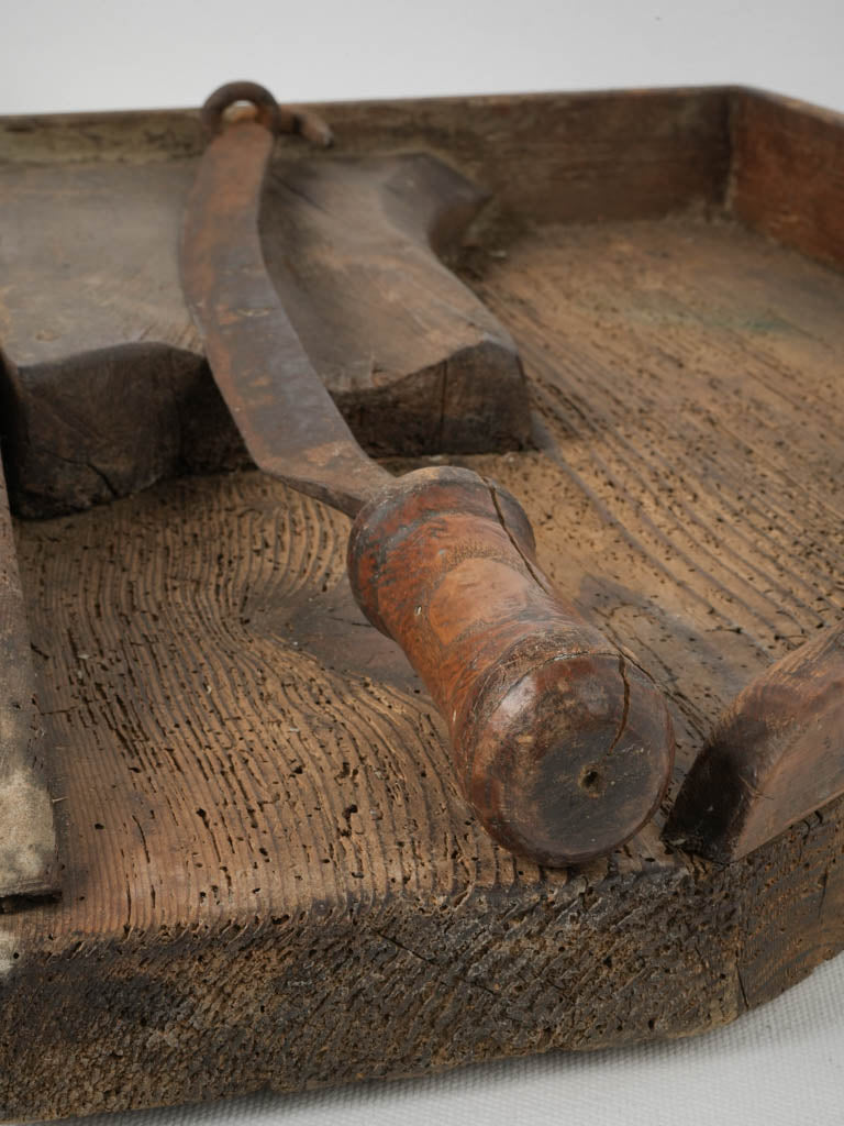 Patina-rich chestnut wood baguette slicer