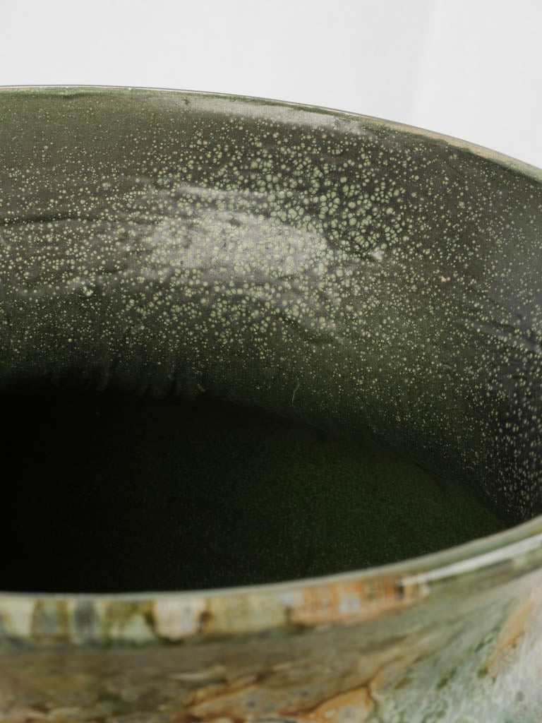 Timeless 1980s-style vibrant glass vase