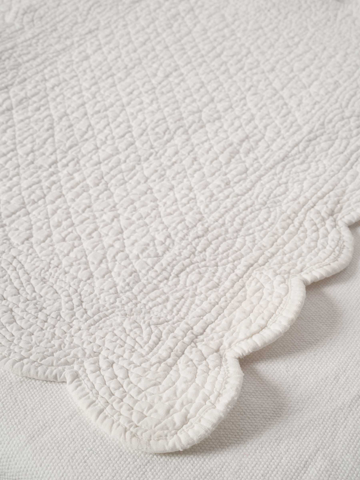 Set of 10 White Provençal Embroidered Placemats with Scalloped Edges 13¾" x 17¾"