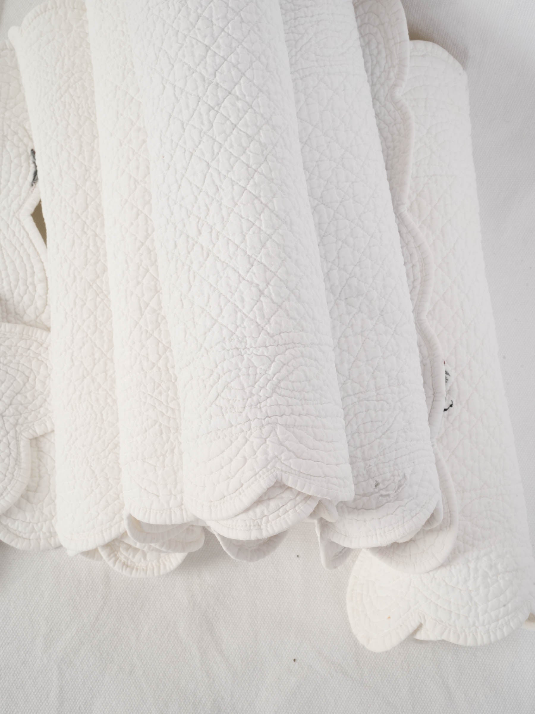 Set of 10 White Provençal Embroidered Placemats with Scalloped Edges 13¾" x 17¾"