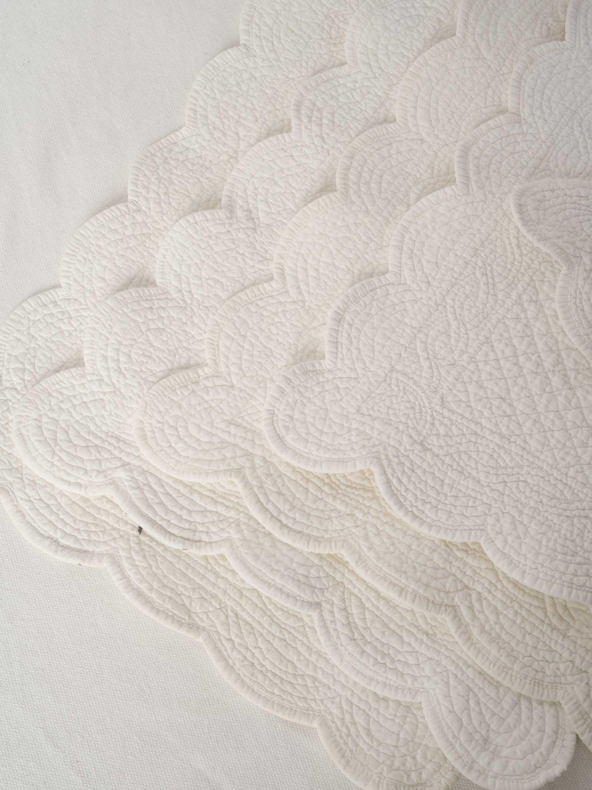 Set of 10 White Provençal Embroidered Placemats with Scalloped Edges 13¾" x 17¾"