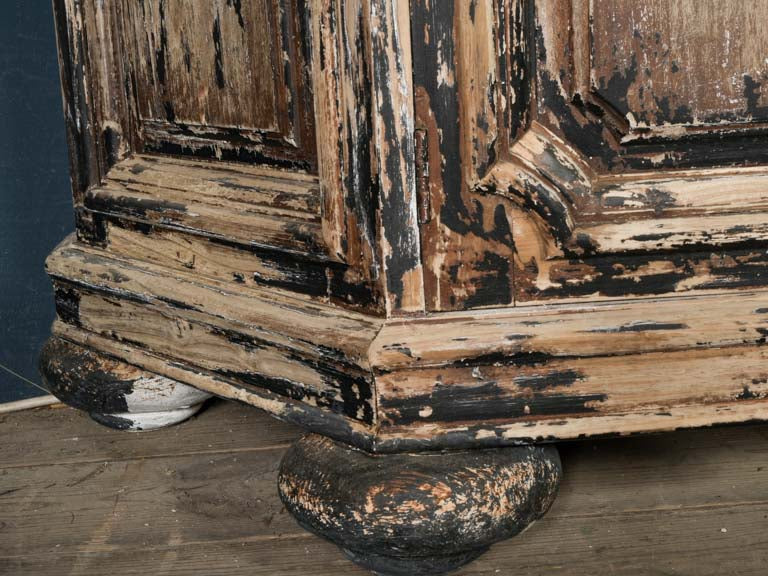 Sturdy round bun feet cabinet