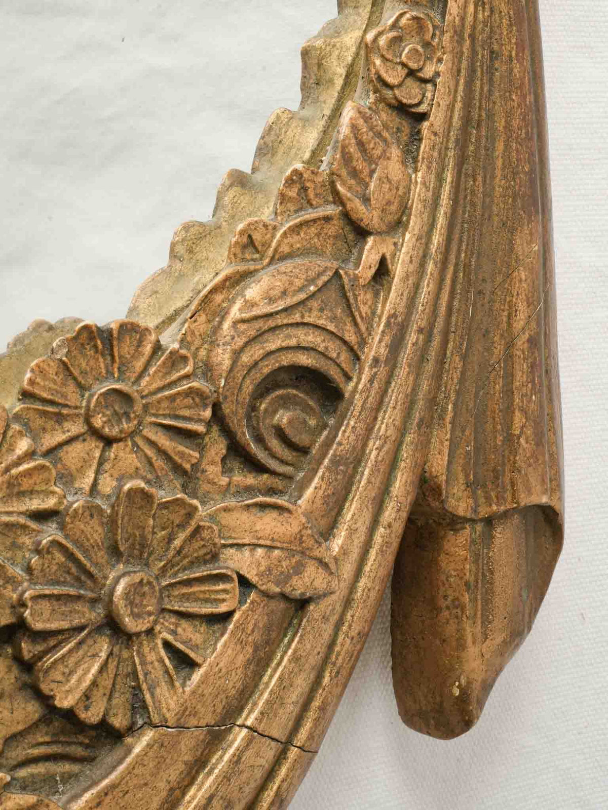 Harmonious sculptural mirror piece