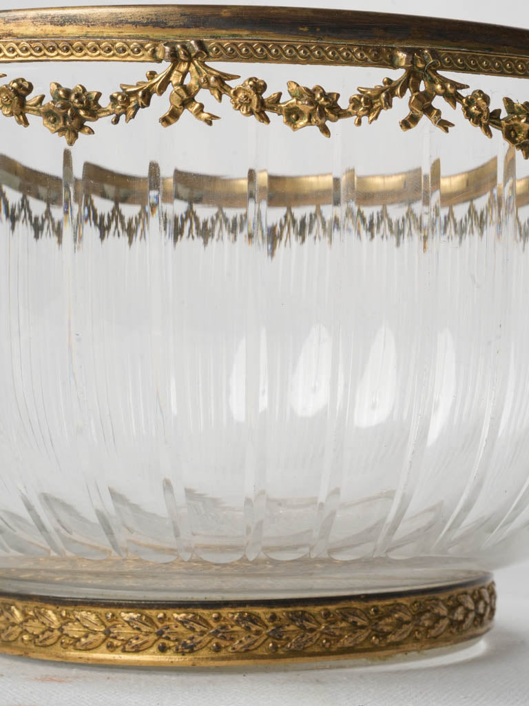 Clear wheel-cut star base dish