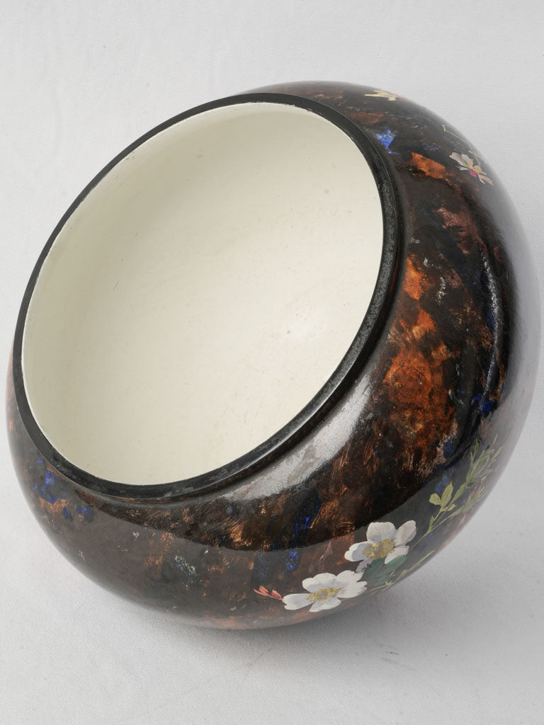 Remarkably refined cache-pot design