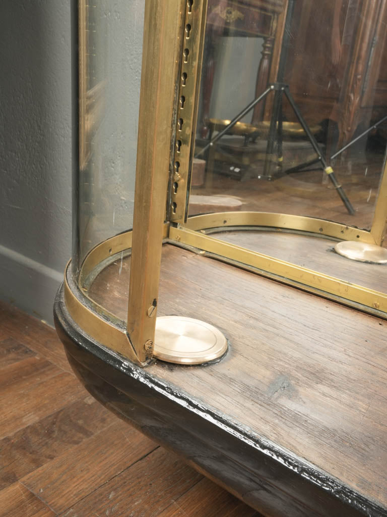 Classic boat-shaped bottom display case