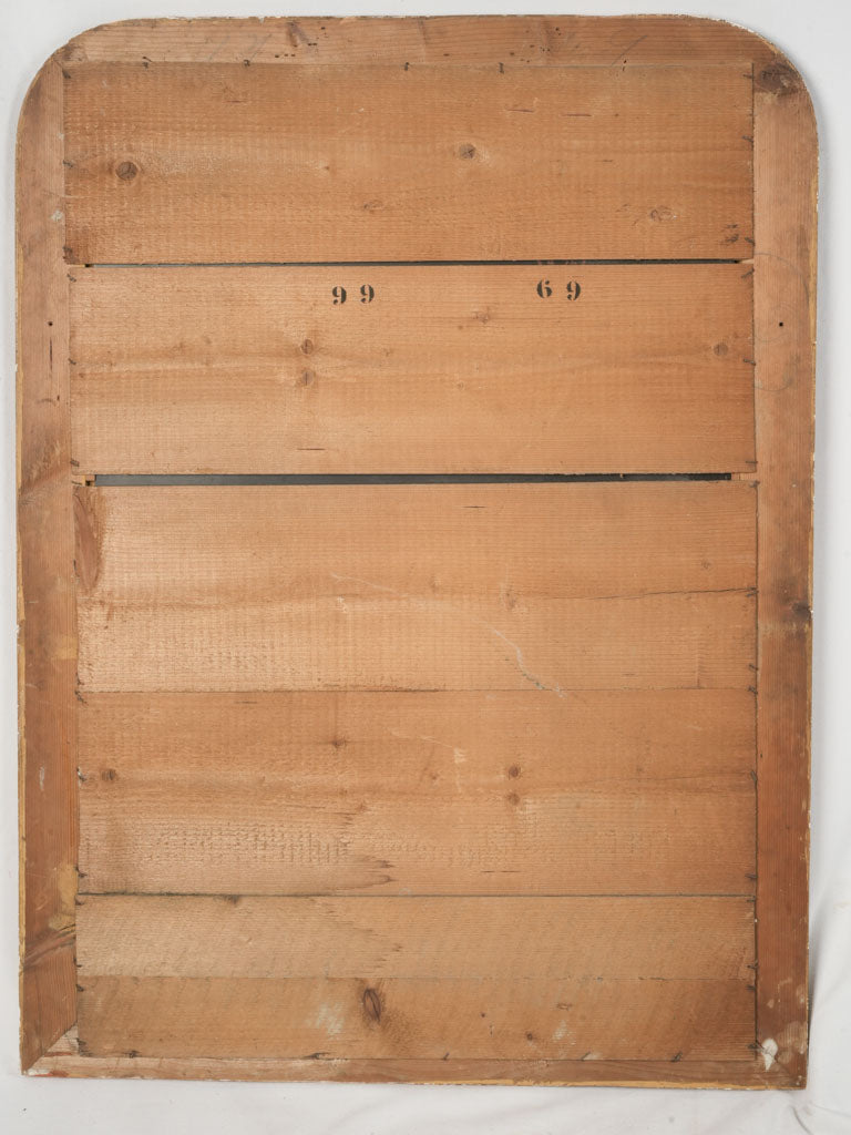 Rounded, classic design mirror