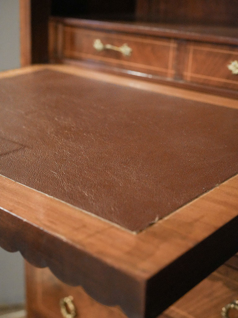 Striking elegant silhouette secrétaire