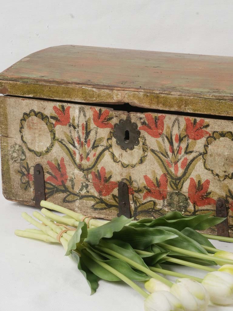 Romantic 18th-century crimson chest