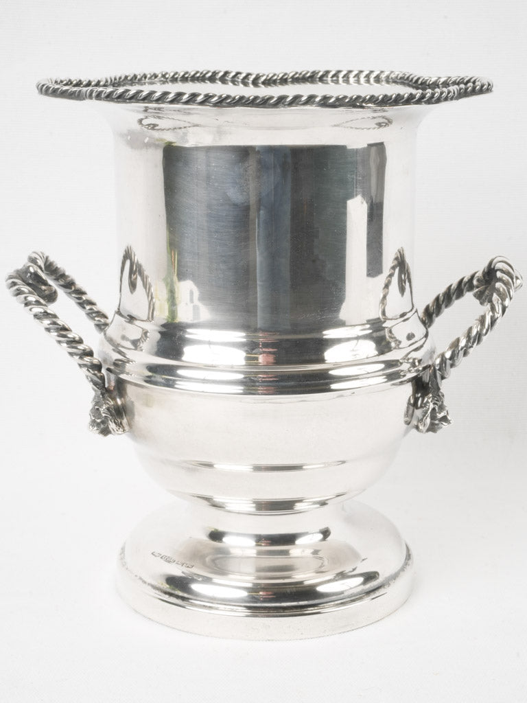 Timeless copper-accentuated ice bucket