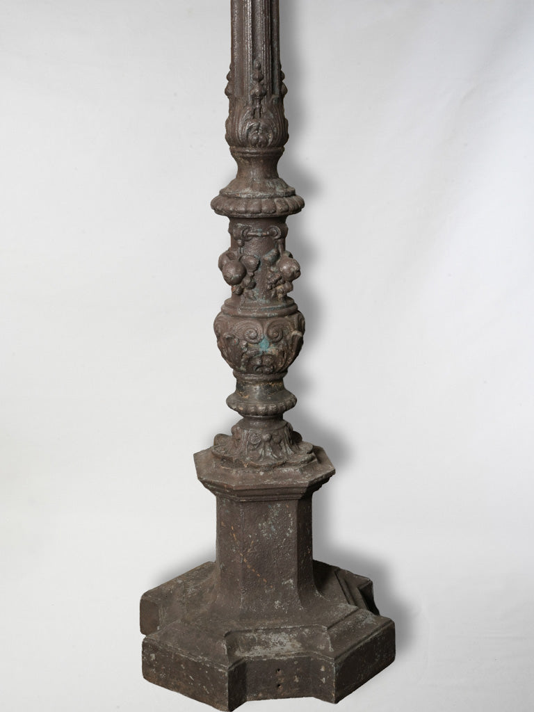 Elegant sculptural decorative lampposts