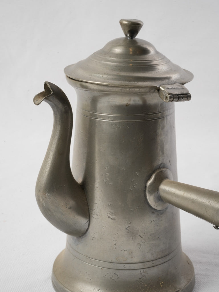 Smooth gooseneck spouted vessel