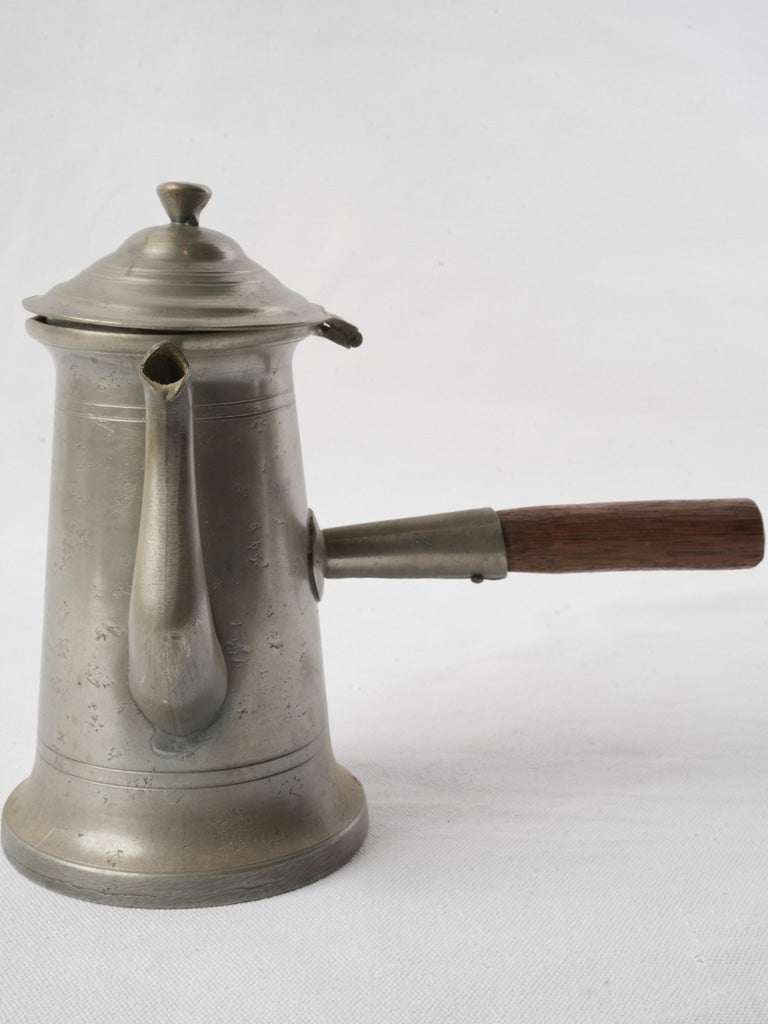 Shiny tapering cylindrical chocolate pot