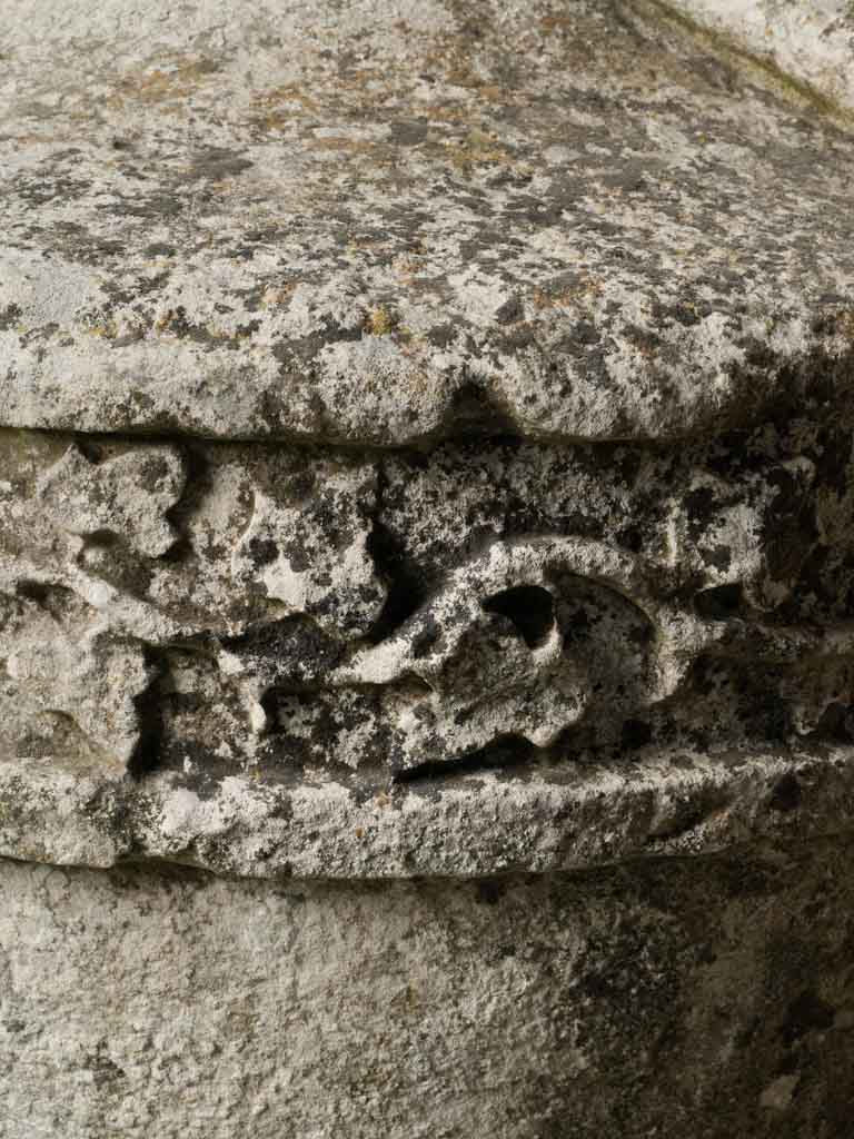 Ivy-adorned stone pot à feu