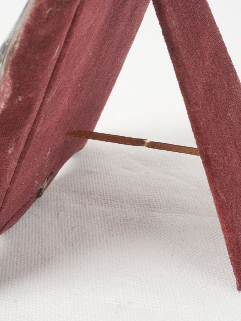 Sophisticated silver frame with scrollwork