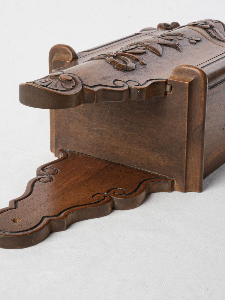 Coastal-inspired flouring box