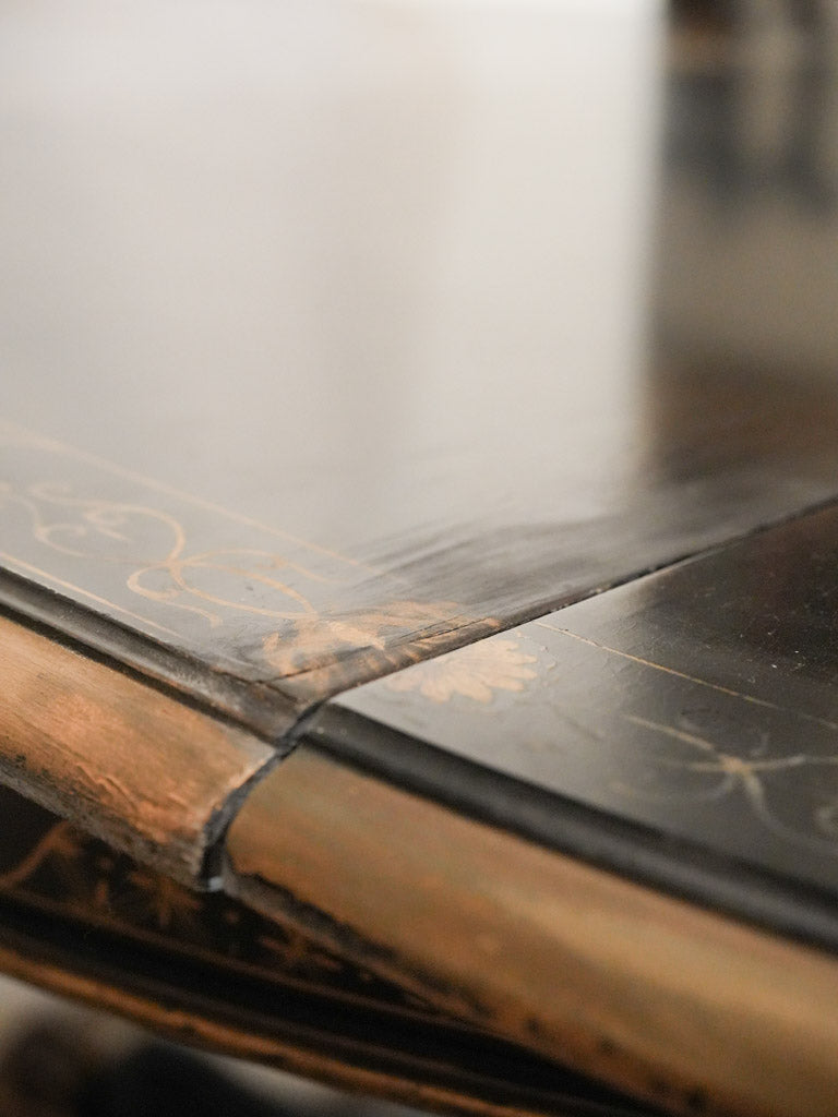 Harmoniously blended dining table set